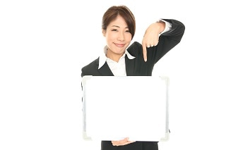 ボードを指さしている女性