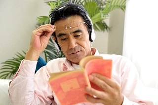 小説を読む男性