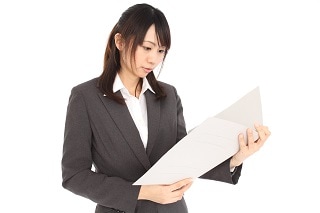 資料を見るスーツ女性