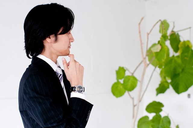 考えるスーツ男性
