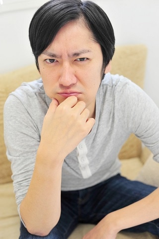 しかめっ面をしている男性