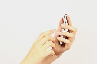 スマホを触っている