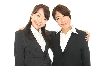 肩を組むスーツ女性