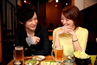 飲み屋で話す男女