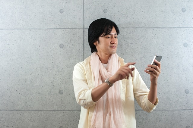 スマホを触る男性