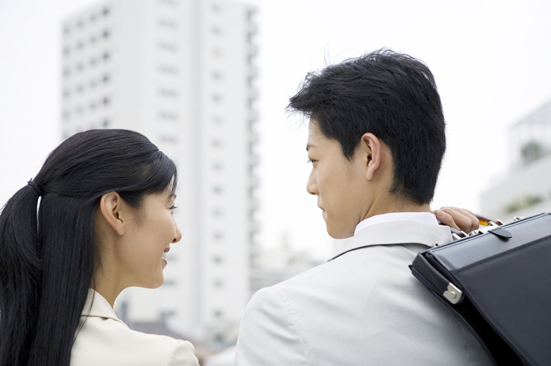 一緒に歩く男女