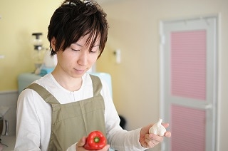 エプロンをしている男性