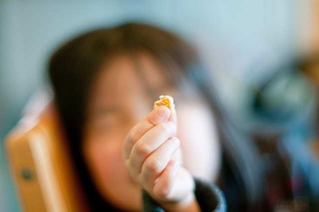 お菓子を突き出す女の子