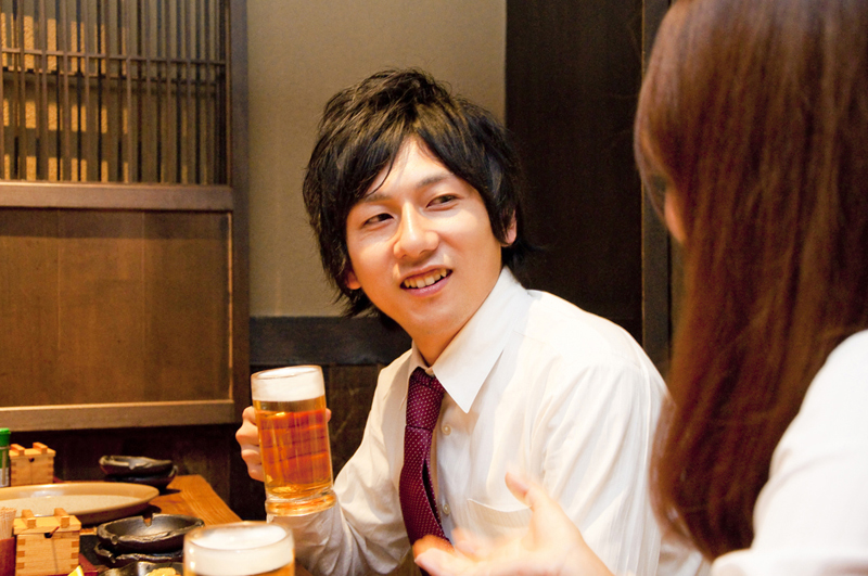 居酒屋でビールを飲む男性