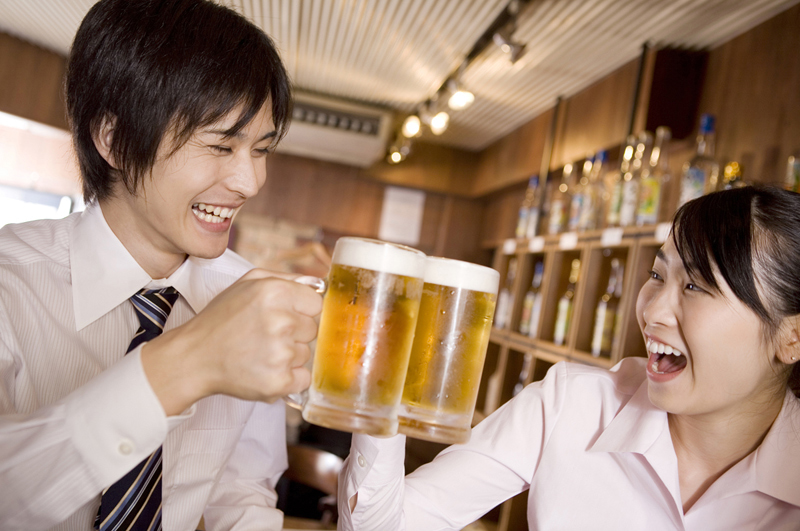 乾杯している男女