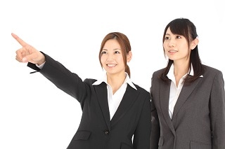 スーツの女性2人