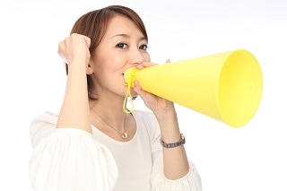メガホンをしている女性