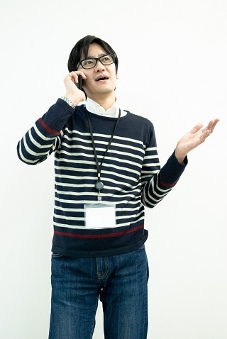 電話で話す男性