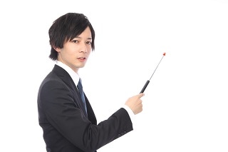 差し棒を持つスーツ男性