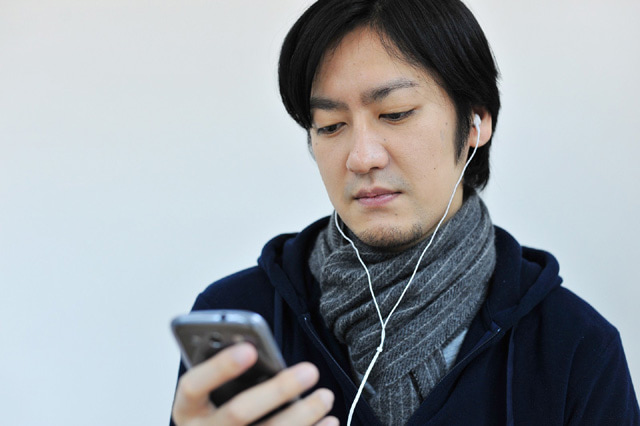 音楽を聞く男性