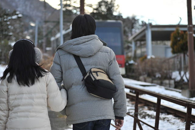 冬道を歩く男女