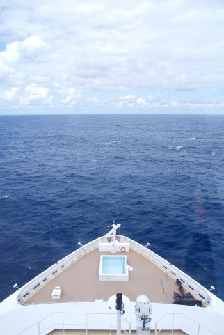 海に浮かぶ船の船首