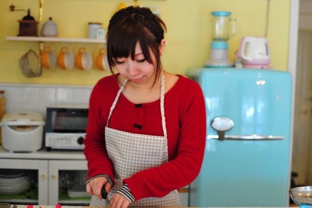 料理をする女性