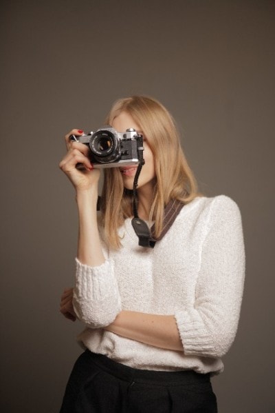 カメラで写真を撮っている女性