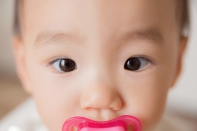 おしゃぶりをつけている赤ちゃん