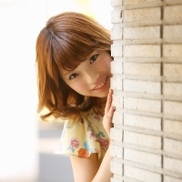 壁からのぞいている女性