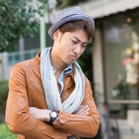 腕を組んでいる男性