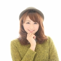 あごに手を置く女性