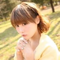 手を組んでいる女性