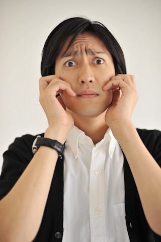 怖がっている男性