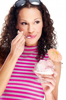 アイスを食べる女性