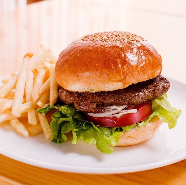ハンバーガーとフライドポテト