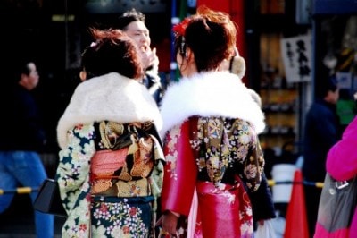 着物の女性2人の後ろ姿
