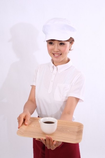 コーヒーを運ぶ女子