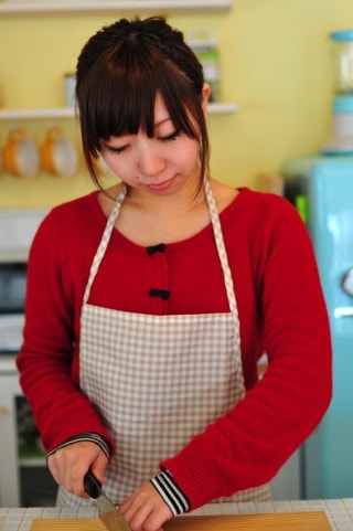 料理をする女性