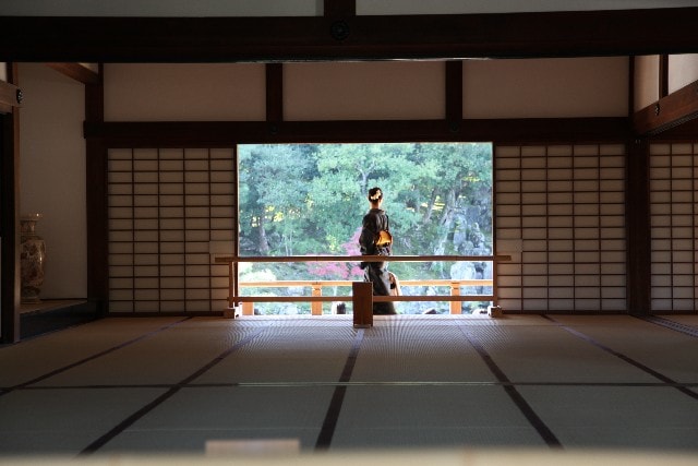 お屋敷の縁側にいる着物の女性