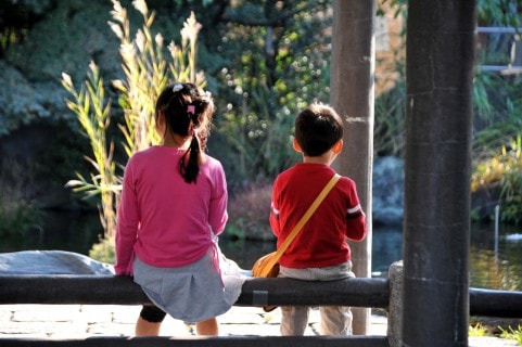 子供がソファに座っている