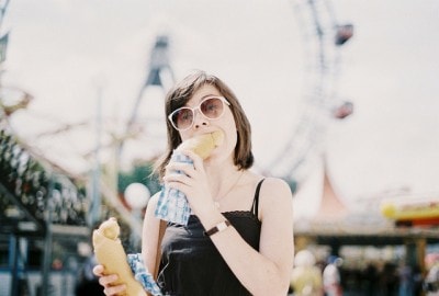 ホットドッグを食べる女性