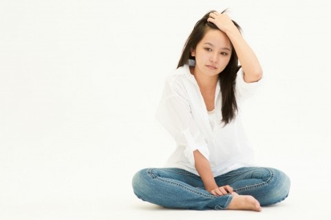 髪をかき上げている女性