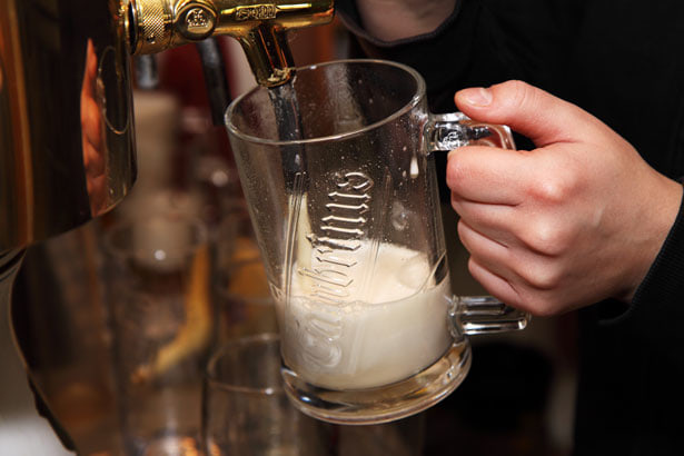 ビールを注いでいる