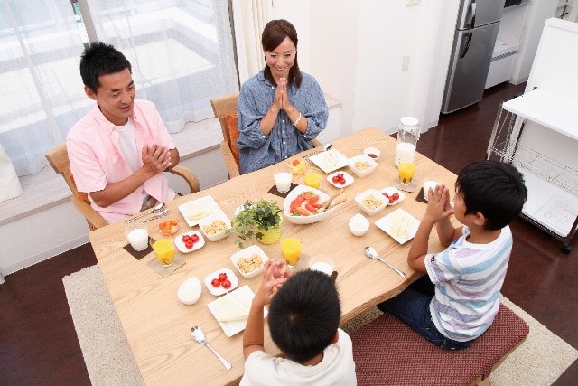 家族でテーブルを囲んでいる