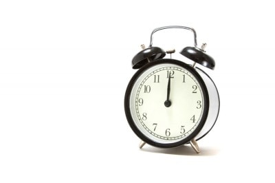 12時をさしている目覚まし時計