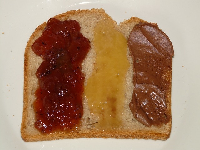 3つの味のクリームが塗られている食パン