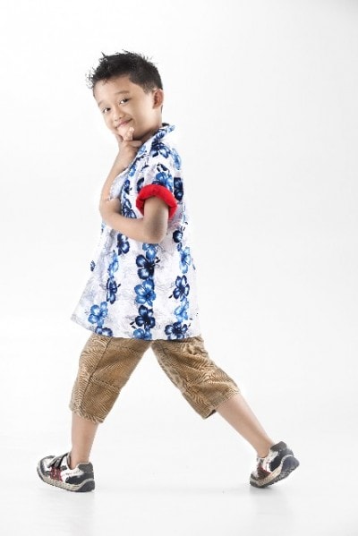 後ろを向いている男の子
