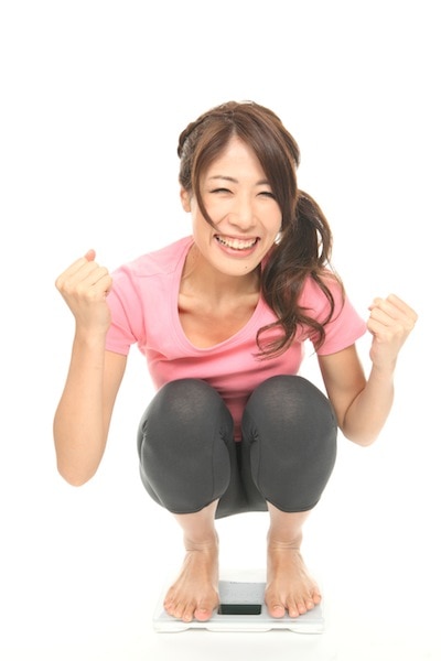 体重計に乗っている女性