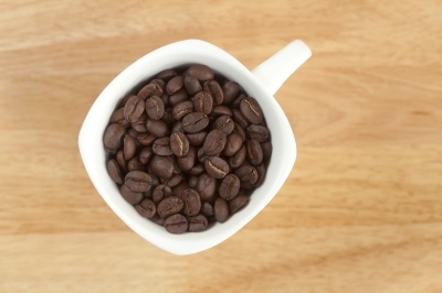 コーヒー豆がコップに入っている