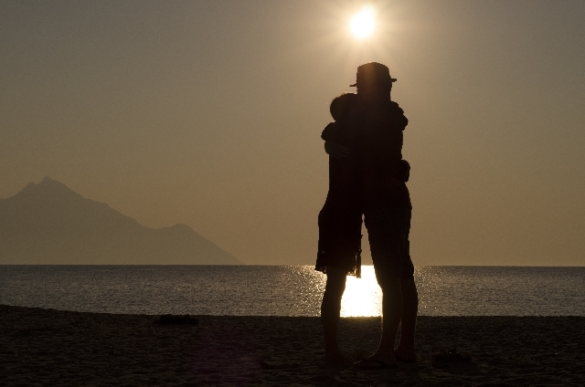 海岸で抱き合っている男女カップル