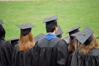 卒業帽をかぶった学生の後ろ姿