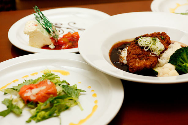 テーブルの上にある洋食料理