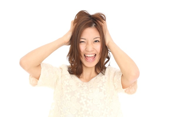 髪をぐちゃぐちゃにする女性