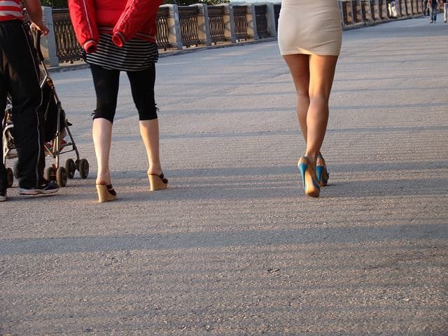 ミニスカートの女性の後ろ姿